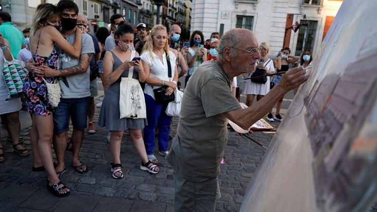 عشاق الفن يتوافدون لرؤية الإسباني أنطونيو لوبيز وهو يرسم في ساحة بمدريد