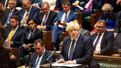 Legisladores británicos critican a Johnson y Biden por Afganistán