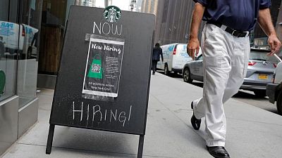 طلبات إعانة البطالة الأمريكية تنخفض إلى أقل مستوى في 19 شهرا