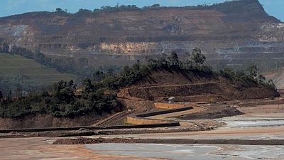 Protesters block entrance to Samarco mine over Mariana disaster