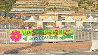 Scritte con vernice rossa contro il vaccino su muri e cartelli Scritte con vernice rossa contro il vaccino su muri e cartelli