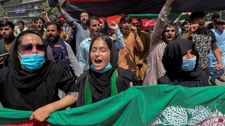 طالبان تدعو الأفغان إلى الوحدة مع امتداد الاحتجاجات إلى كابول