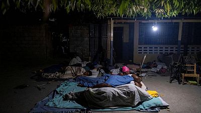 Haitianos siguen contando muertos por el sismo, se preparan para "días dolorosos"