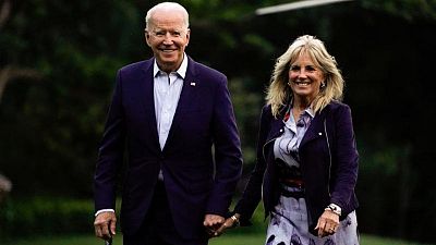 Biden dice que él y su esposa recibirán vacuna de refuerzo contra COVID-19: entrevista