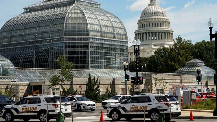Policía rodea a un hombre que podría tener explosivos cerca del Congreso de EEUU