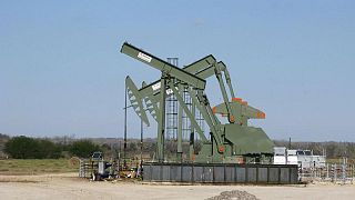 تراجع أسعار النفط وسط توقعات بشتاء معتدل في الولايات المتحدة