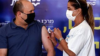 رئيس وزراء إسرائيل يحصل على جرعة ثالثة من لقاح كورونا
