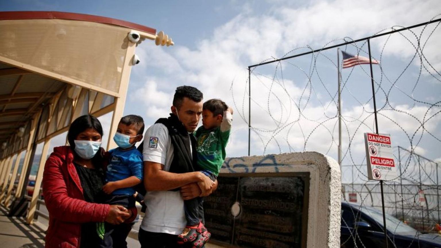 Corte Suprema EEUU solicita que Biden reviva política migratoria "Permanecer en México" de era Trump