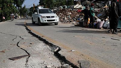 Almost a week after quake, desperate Haitians loot aid trucks