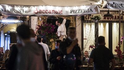 In centro. Non è in pericolo vita, feriti altri tre amici In centro. Non è in pericolo vita, feriti altri tre amici