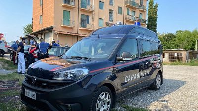 Uomo di 70 anni spara a donna di 42 anni e a ragazza di 15 Uomo di 70 anni spara a donna di 42 anni e a ragazza di 15