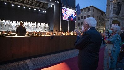 Il pubblico in piedi lo applaude, il capo dello Stato saluta Il pubblico in piedi lo applaude, il capo dello Stato saluta