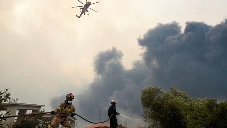 Evacuan pueblos en Grecia a medida que un incendio forestal se extiende cerca de Atenas