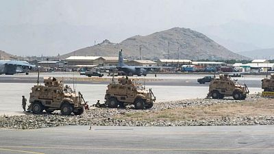 أمريكا تقول إنها بحثت مع طالبان مستقبل السيطرة على مطار كابول