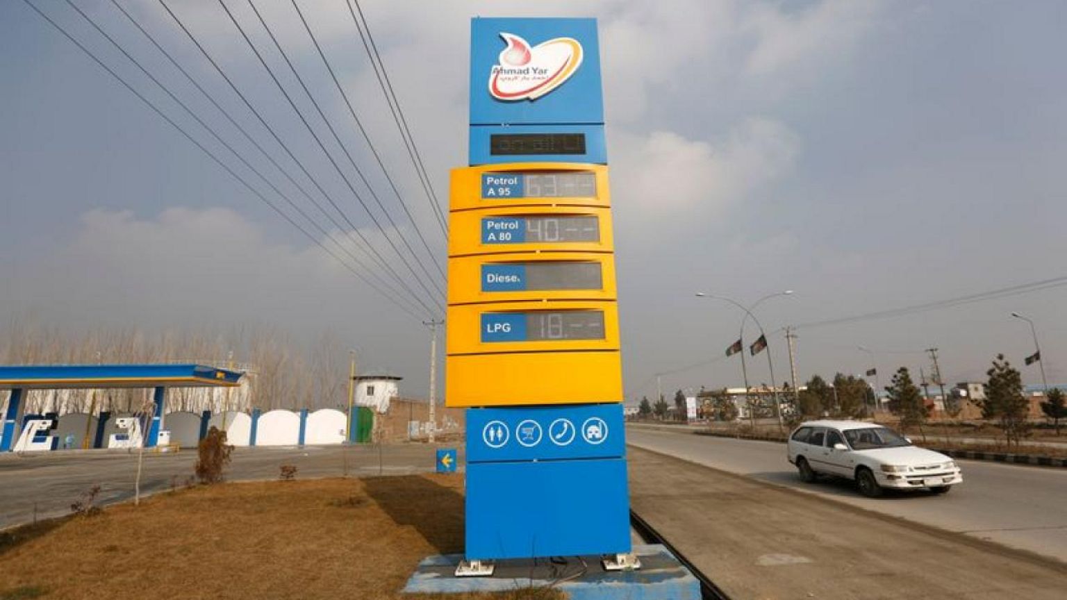 EXCLUSIVA-Irán retoma exportaciones de combustible a Afganistán tras llegada de los talibanes al poder
