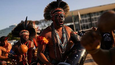 Indígenas protestan en Brasil antes de una sentencia sobre tierras ancestrales Indígenas protestan en Brasil antes de una sentencia sobre tierras ancestrales