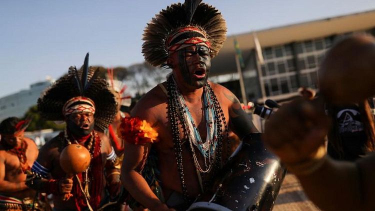 Indígenas protestan en Brasil antes de una sentencia sobre tierras ancestrales