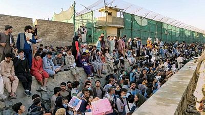 Países piden a los afganos evitar el aeropuerto de Kabul ante la amenaza del Estado Islámico