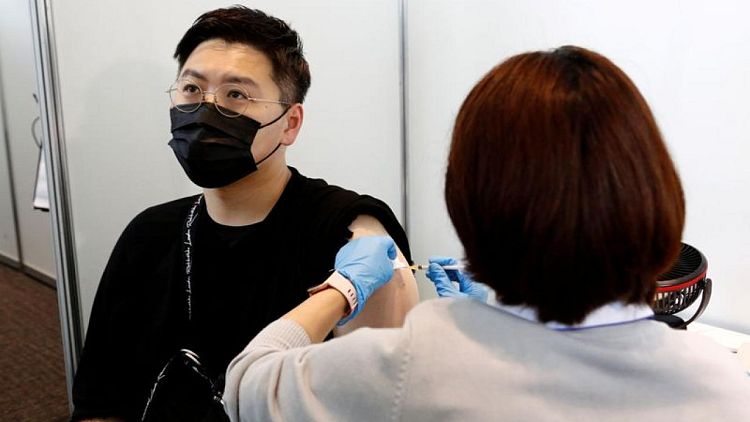Mueren dos personas en Japón tras inocularse con vacunas suspendidas de Moderna: gobierno