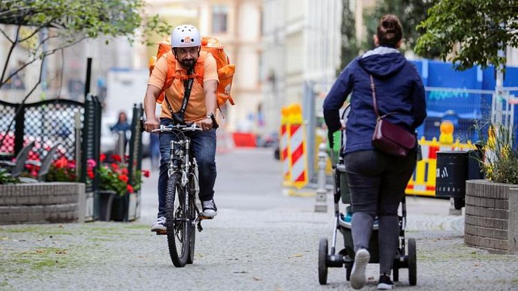 El ministro afgano que se convirtió en un repartidor en bicicleta en Alemania