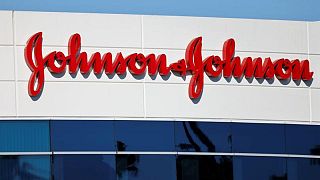 Juez de EEUU permite a J&J dividir los pasivos de talco de su negocio principal Juez de EEUU permite a J&J dividir los pasivos de talco de su negocio principal