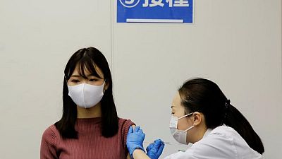 Contaminante en vacunas de Moderna podría ser partícula metálica: NHK Contaminante en vacunas de Moderna podría ser partícula metálica: NHK