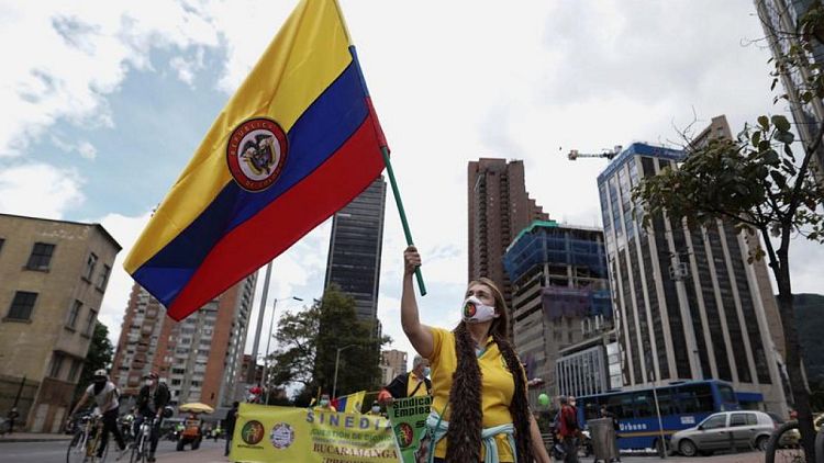 Miles de personas marchan en Colombia para presionar al Congreso por cambios económicos y sociales