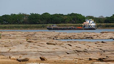 Histórica baja en el caudal de un río retrasa comercio exterior en Paraguay Histórica baja en el caudal de un río retrasa comercio exterior en Paraguay