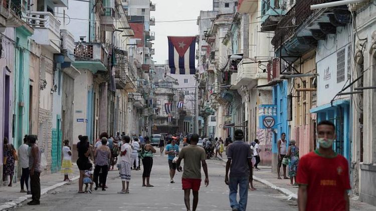 De frutos secos a reparación de bicicletas, emprendedores cubanos se preparan para la apertura