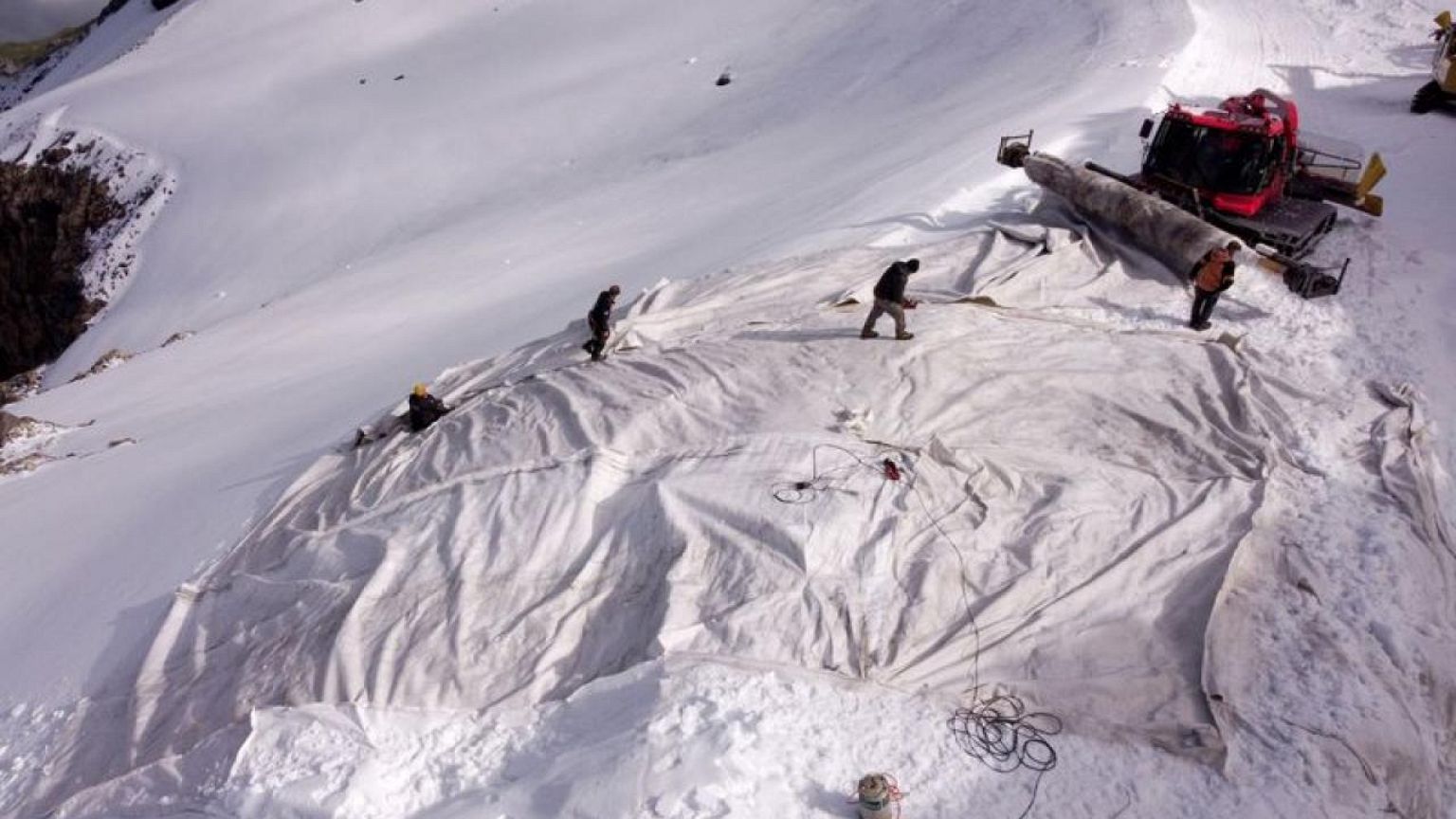 Wrap up cool: Blankets help stave off glacier melt on Swiss ski pistes