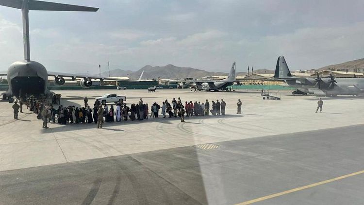 RESUMEN-EEUU ataca a Estado Islámico tras explosión en aeropuerto de Kabul