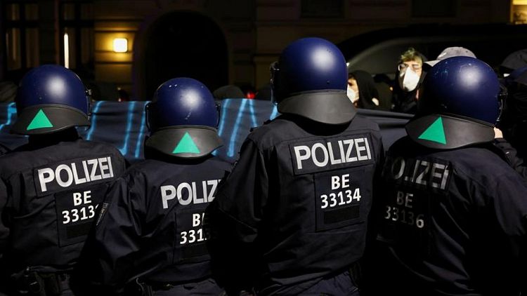 Policías y manifestantes se enfrentan mientras miles marchan en Berlín contra restricciones por COVID