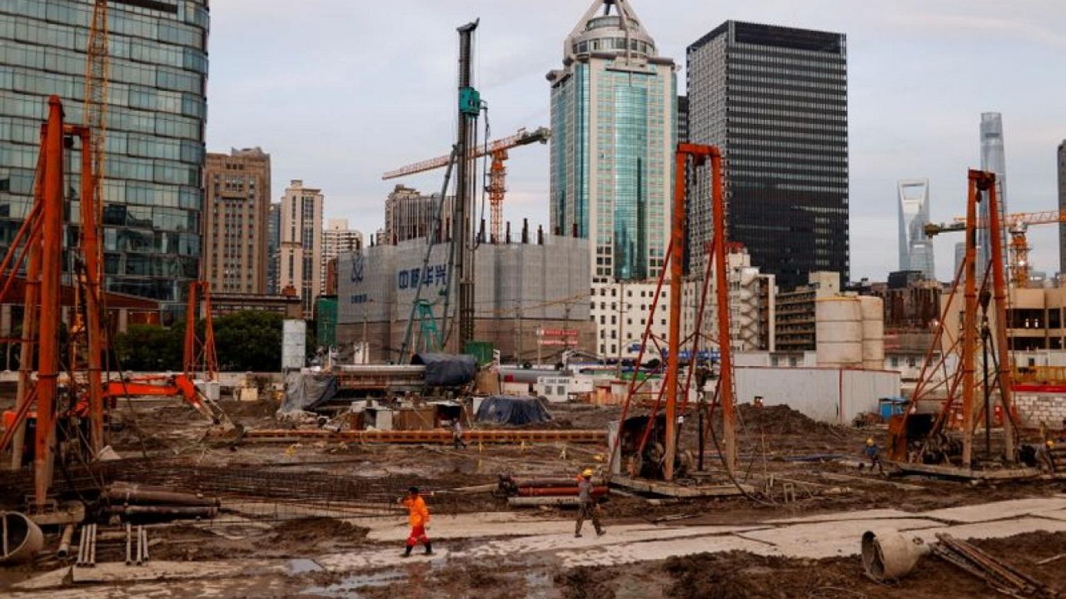 Economía china necesita apoyo; restricciones inmobiliarias y tecnológicas pasan factura: analistas