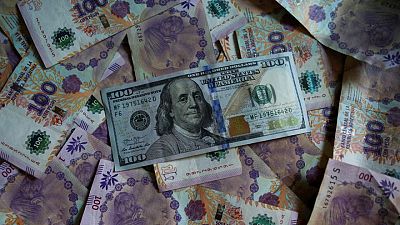 MERCADOS A.LATINA-Monedas operan con ganancias en medio de debilidad global del dólar