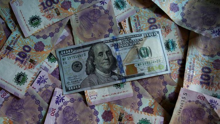 MERCADOS A.LATINA-Monedas operan con ganancias en medio de debilidad global del dólar