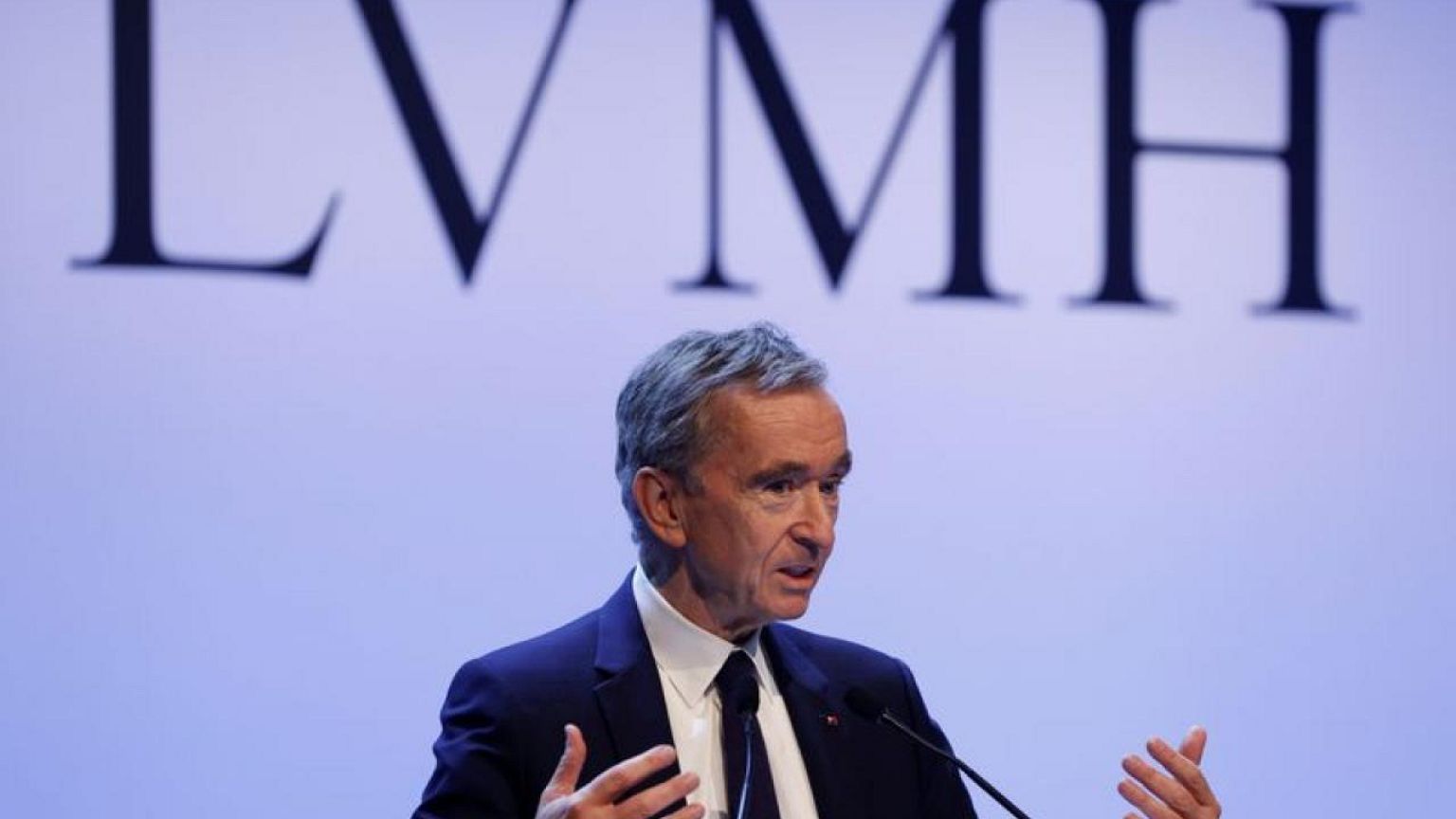 El multimillonario francés Bernard Arnault vende su participación en Carrefour
