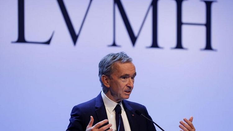El multimillonario francés Bernard Arnault vende su participación en Carrefour