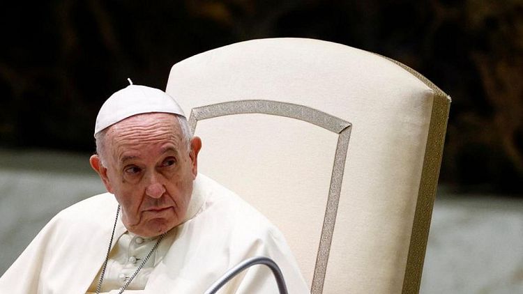 البابا فرنسيس ينفي اعتزامه الاستقالة ويقول إنه يعيش "حياة طبيعية تماما"