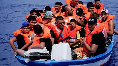 قارب إنقاذ يبقي محنة مهاجرين في دائرة الضوء مع تزايد الوافدين عبر المتوسط