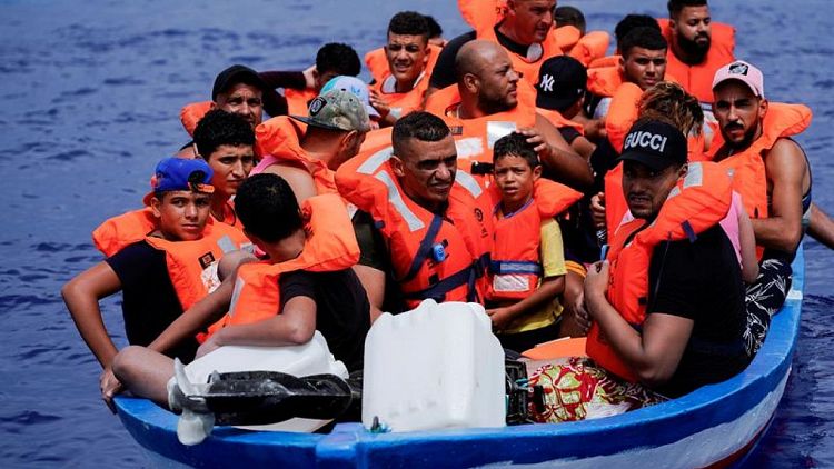 قارب إنقاذ يبقي محنة مهاجرين في دائرة الضوء مع تزايد الوافدين عبر المتوسط