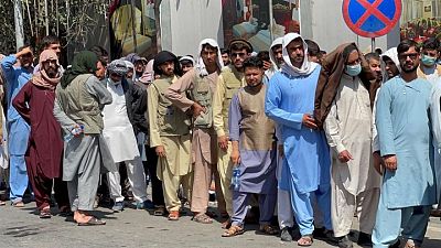 عهد جديد في أفغانستان يبدأ بطوابير طويلة وارتفاع الأسعار