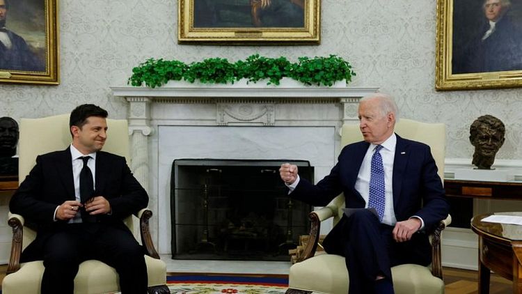 Biden promete el apoyo de EEUU en la primera reunión con el presidente de Ucrania