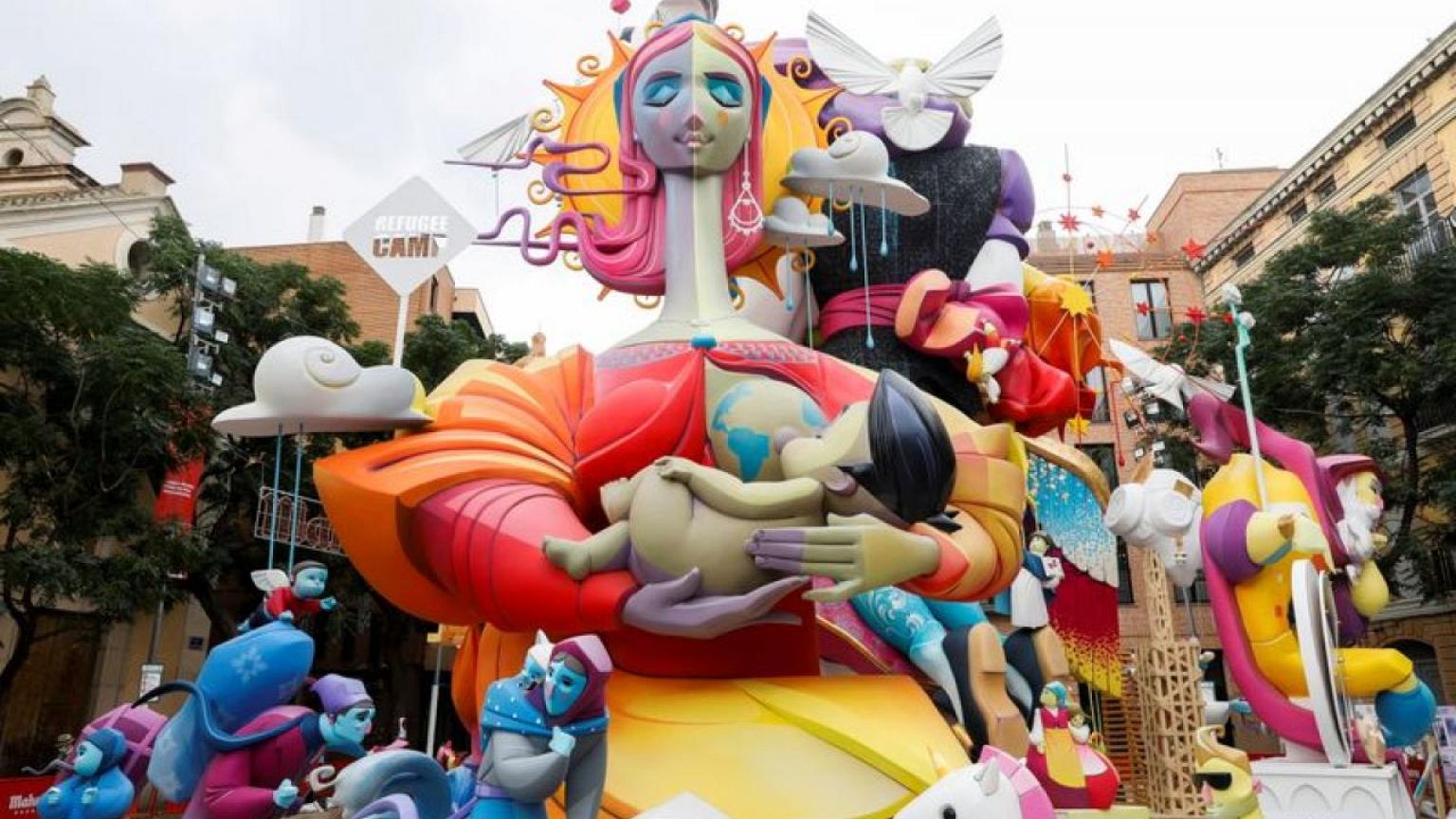 Las Fallas se reanudan en España tras el parón por la COVID y los daños causados por la lluvia