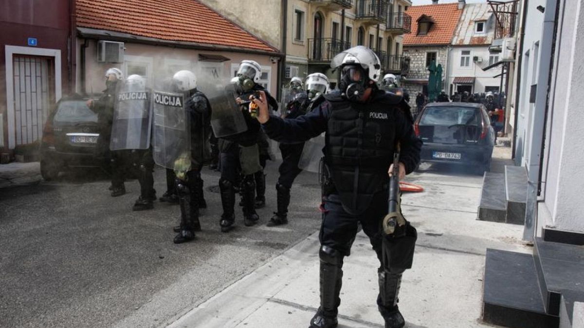 شاهد: اشتباكات بين شرطة الجبل الأسود ومتظاهرين ضد تنصيب رجل دين من الكنيسة الصربية