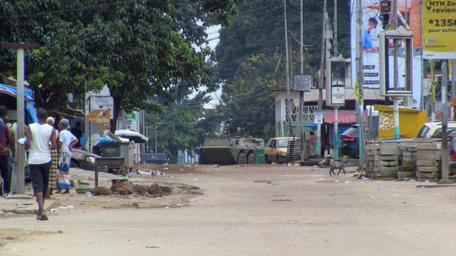 Líder golpista de Guinea prohíbe viajes al exterior de funcionarios gubernamentales