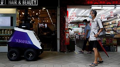 Singapur prueba robots patrulleros para disuadir el mal comportamiento social