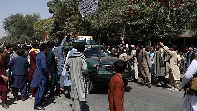 Los talibanes disparan al aire para dispersar a los manifestantes de Kabul