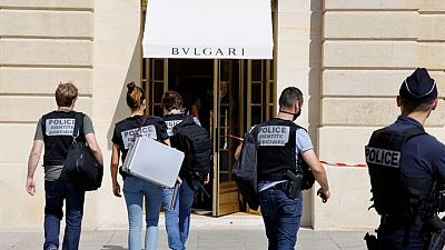 لصوص يسرقون مجوهرات بقيمة 10 ملايين يورو من متجر بولجاري في باريس لصوص يسرقون مجوهرات بقيمة 10 ملايين يورو من متجر بولجاري في باريس