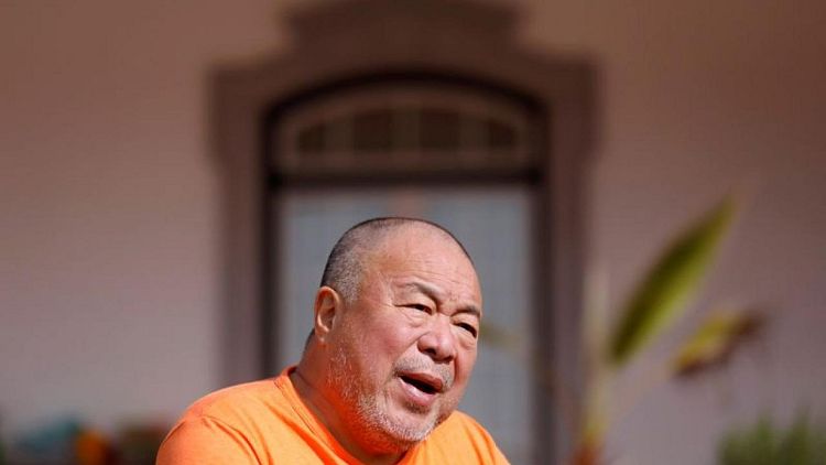 Activista chino Ai Weiwei dice que Credit Suisse cerraría cuenta bancaria de su fundación
