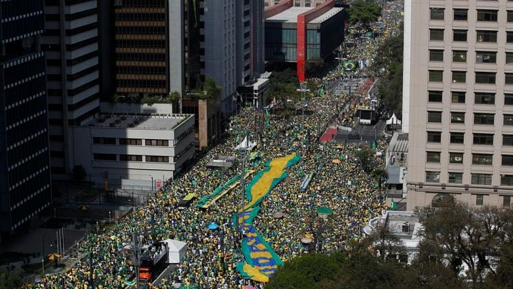 Bolsonaro critica a la corte suprema de Brasil en manifestación de sus partidarios